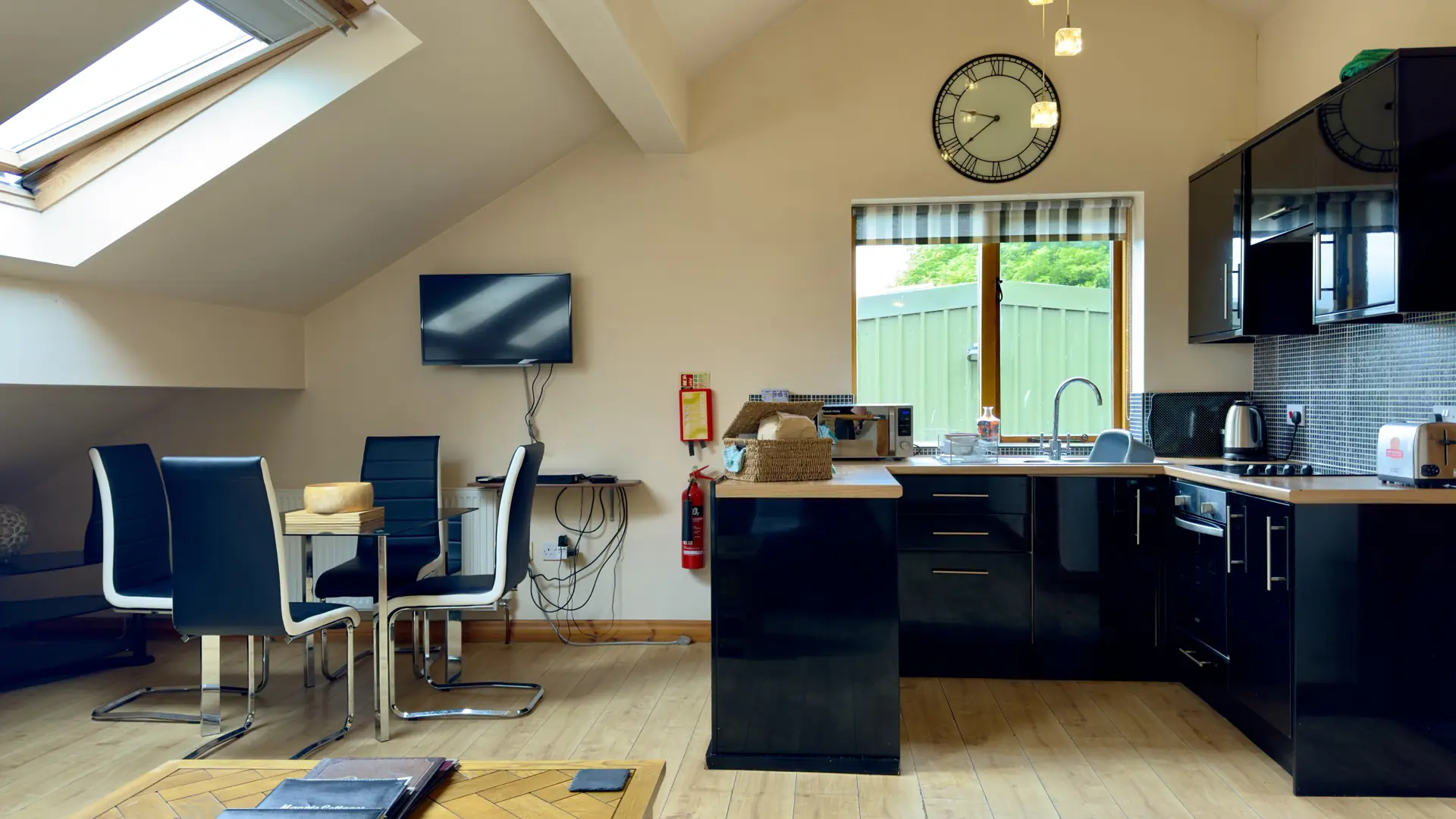Holly Cottage – kitchen and living space