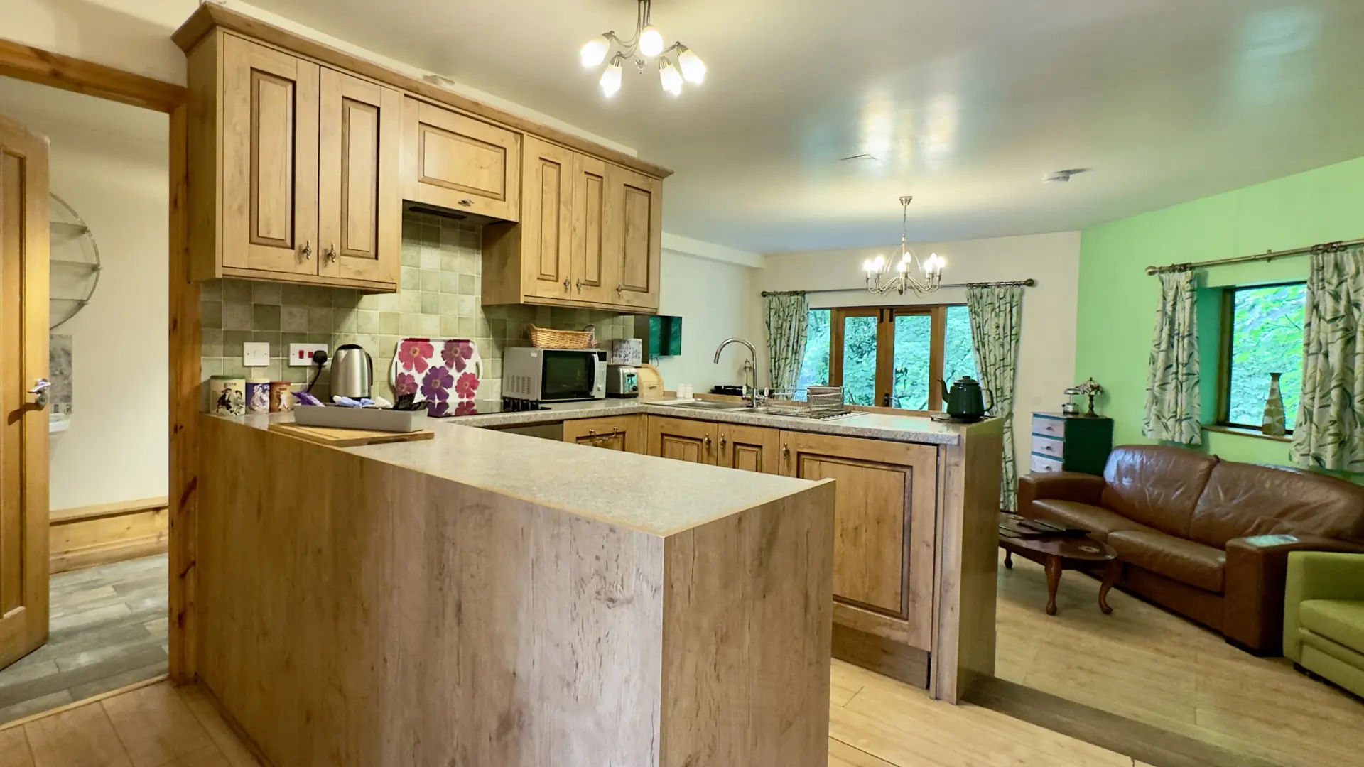 Wild Orchid Cottage – kitchen and living space